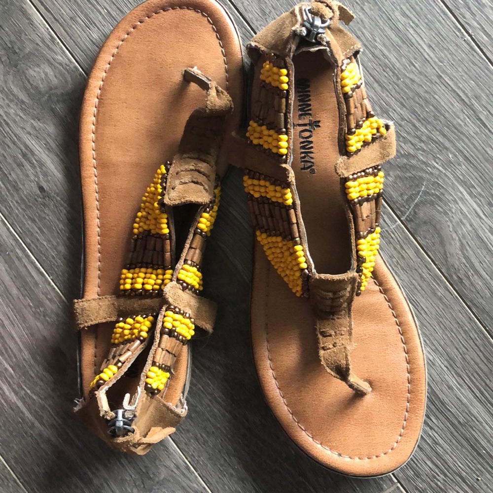 ⭐️SALE⭐️EUC Minnetonka Beaded/Suede Sandals sz 7